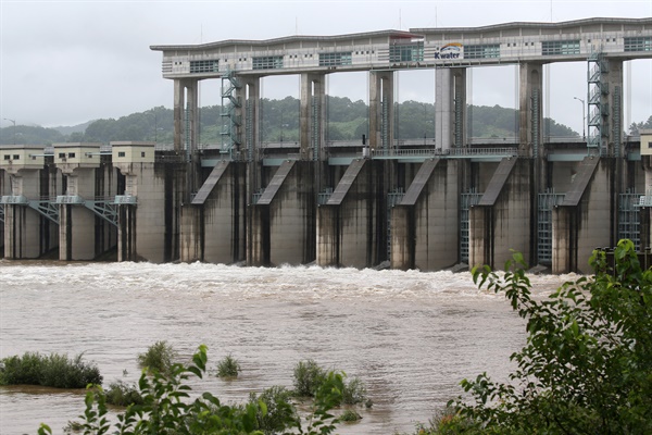 임진강 수위를 조절하며 방류하는 경기도 연천군 군남홍수조절댐