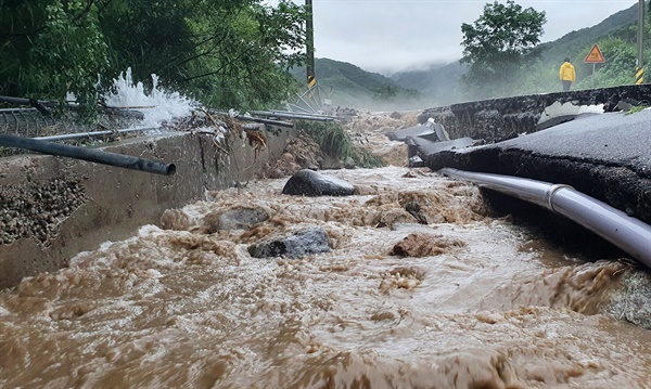 장마전선의 영향으로 강원지역에 최고 200㎜가 넘는 폭우가 내린 3일 오전 강원 철원군 육단리의 도로가 빗물로 일부 유실돼 있다. 2020.8.3