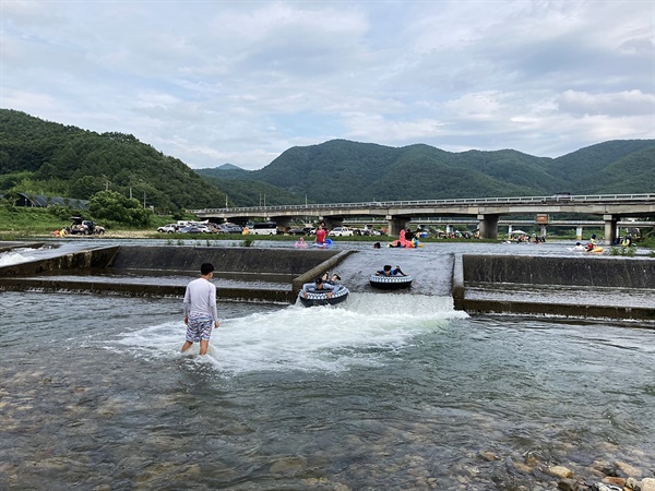 경주 동창천 상류에서 물놀이를 하며 즐거워하는 모습