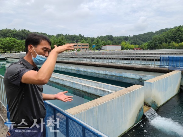 한국수자원공사 경남서부권지사의 오동진 시설관리차장이 사천광역정수장에서 수돗물의 정수 과정을 설명하고 있다.