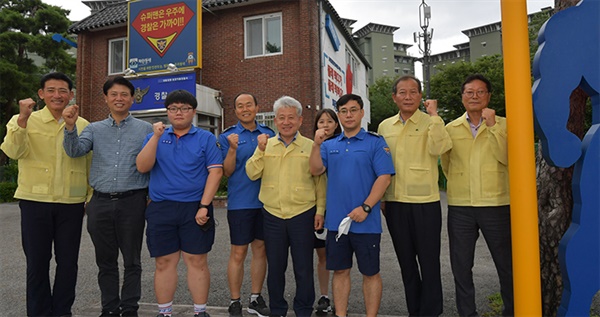 강릉시의회 강희문 의장이 4일 여름경찰서를 찾아 격려했다.