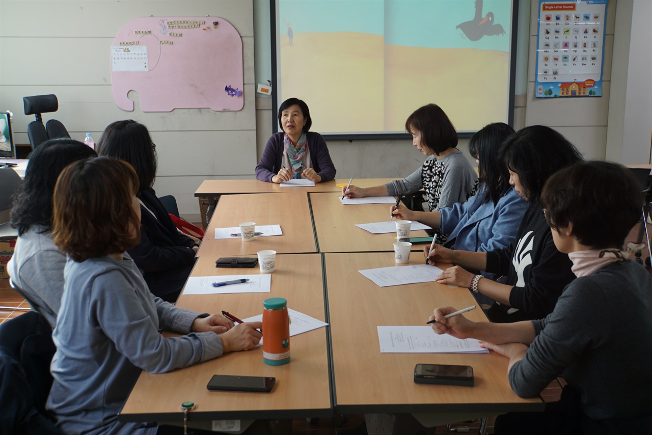 중학생, 기적을 부르는 나이로 강의 학부모님들과 함께 중학생의 성장에 대한 이해와 소통법에 대해 이야기나누고 있다.