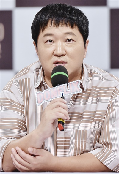 '돈플릭스2 : 끈' 정형돈, 작가가 된 도니 정형돈 코미디언이 4일 오후 열린 MBC 디지털예능 <돈플릭스2>의 영화 프로젝트 <끈> 온라인 제작발표회에서 질문에 답하고 있다. <돈플릭스>는 정형돈 코미디언의 기획으로 만들어진 웹예능으로 '신비한TV 서프라이즈'와 관련된 콘텐츠를 선보인 시즌1에 이어, 시즌2는 재연배우라고 괄시받는 서프라이즈 배우들이 영화제에 출품할 단편영화를 만드는 프로젝트다. <끈>은 이 프로젝트로 선보일 단편영화 제목으로 정형돈 코미디언이 작가로서 자전적 스토리를 모티브 삼아 시나리오를 집필, 가족간의 세심한 관계와 심리를 다루고 있다. 2편의 독립영화를 연출한 박성광 코미디언이 영화감독으로, 육중완 밴드가 음악감독으로 참여했다.