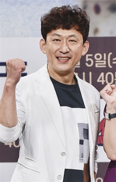 '돈플릭스2 : 끈' 손윤상, 넘치는 연기력 손윤상 배우가 4일 오후 열린 MBC 디지털예능 <돈플릭스2>의 영화 프로젝트 <끈> 온라인 제작발표회에서 포즈를 취하고 있다. <돈플릭스>는 정형돈 코미디언의 기획으로 만들어진 웹예능으로 '신비한TV 서프라이즈'와 관련된 콘텐츠를 선보인 시즌1에 이어, 시즌2는 재연배우라고 괄시받는 서프라이즈 배우들이 영화제에 출품할 단편영화를 만드는 프로젝트다. <끈>은 이 프로젝트로 선보일 단편영화 제목으로 정형돈 코미디언이 작가로서 자전적 스토리를 모티브 삼아 시나리오를 집필, 가족간의 세심한 관계와 심리를 다루고 있다. 2편의 독립영화를 연출한 박성광 코미디언이 영화감독으로, 육중완 밴드가 음악감독으로 참여했다.