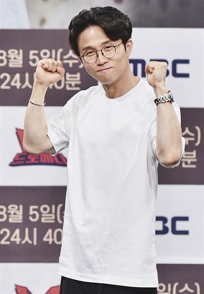 '돈플릭스2 : 끈' 박성광, 나 감독이야! 박성광 코미디언이 4일 오후 열린 MBC 디지털예능 <돈플릭스2>의 영화 프로젝트 <끈> 온라인 제작발표회에서 포즈를 취하고 있다. <돈플릭스>는 정형돈 코미디언의 기획으로 만들어진 웹예능으로 '신비한TV 서프라이즈'와 관련된 콘텐츠를 선보인 시즌1에 이어, 시즌2는 재연배우라고 괄시받는 서프라이즈 배우들이 영화제에 출품할 단편영화를 만드는 프로젝트다. <끈>은 이 프로젝트로 선보일 단편영화 제목으로 정형돈 코미디언이 작가로서 자전적 스토리를 모티브 삼아 시나리오를 집필, 가족간의 세심한 관계와 심리를 다루고 있다. 2편의 독립영화를 연출한 박성광 코미디언이 영화감독으로, 육중완 밴드가 음악감독으로 참여했다.