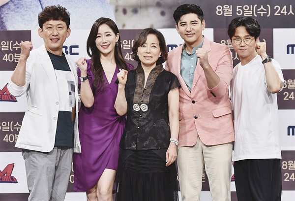 '돈플릭스2 : 끈' 재연배우들의 맹활약 손윤상, 김하영, 김민경, 박재현 배우와 박성광 코미디언이 4일 오후 열린 MBC 디지털예능 <돈플릭스2>의 영화 프로젝트 <끈> 온라인 제작발표회에서 포즈를 취하고 있다. <돈플릭스>는 정형돈 코미디언의 기획으로 만들어진 웹예능으로 '신비한TV 서프라이즈'와 관련된 콘텐츠를 선보인 시즌1에 이어, 시즌2는 재연배우라고 괄시받는 서프라이즈 배우들이 영화제에 출품할 단편영화를 만드는 프로젝트다. <끈>은 이 프로젝트로 선보일 단편영화 제목으로 정형돈 코미디언이 작가로서 자전적 스토리를 모티브 삼아 시나리오를 집필, 가족간의 세심한 관계와 심리를 다루고 있다. 2편의 독립영화를 연출한 박성광 코미디언이 영화감독으로, 육중완 밴드가 음악감독으로 참여했다.