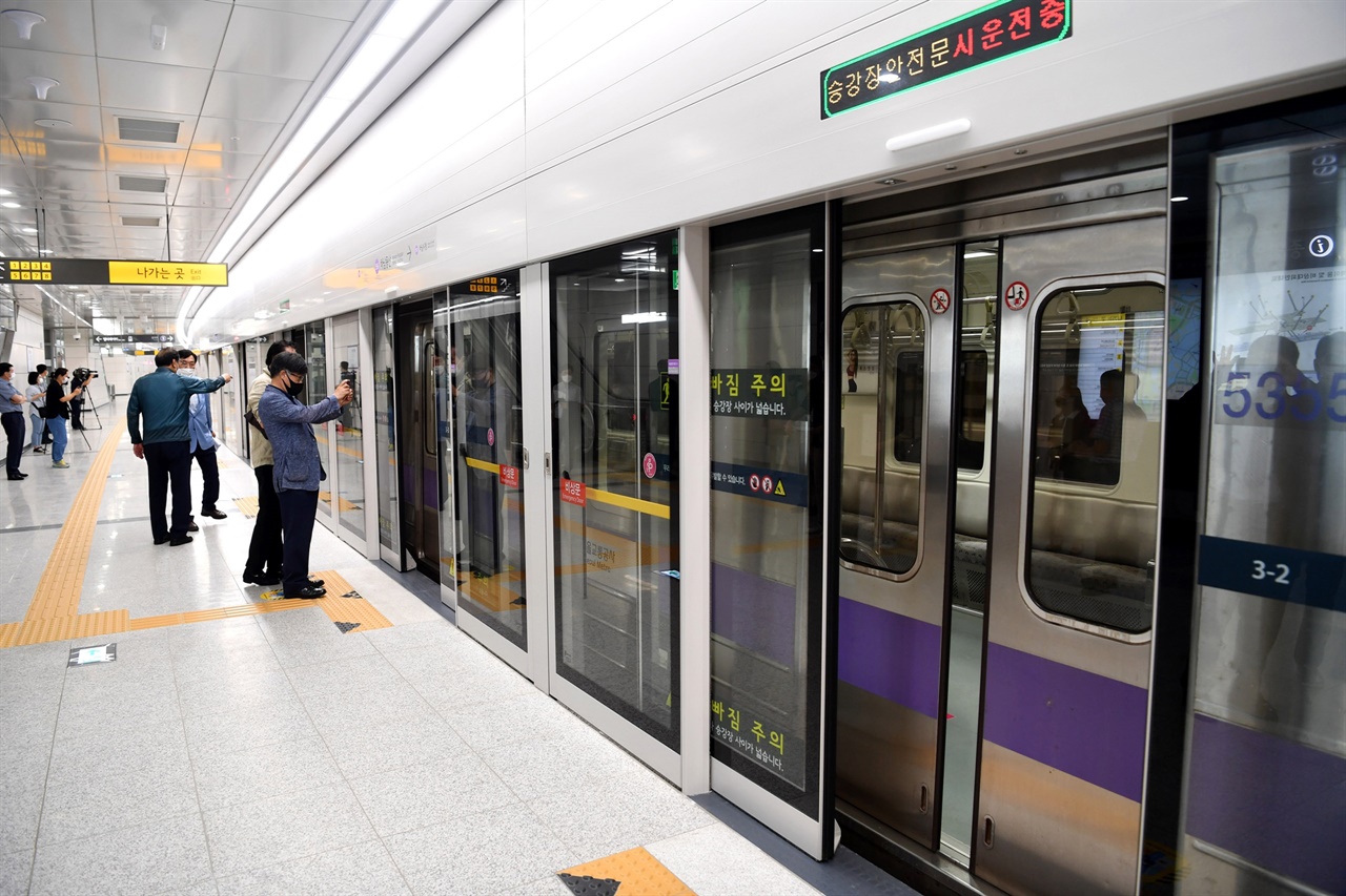 하남시는 시 승격 이래 최초 오는 8일 오전 5시 38분 하남풍산역에서 첫 지하철이 출발한다고 5일 밝혔다.