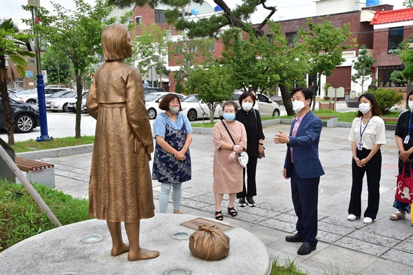 조규일 진주시장은 8월 5일 오후 진주교육지원청 뜰에 있는 평화기림상을 점검했다.