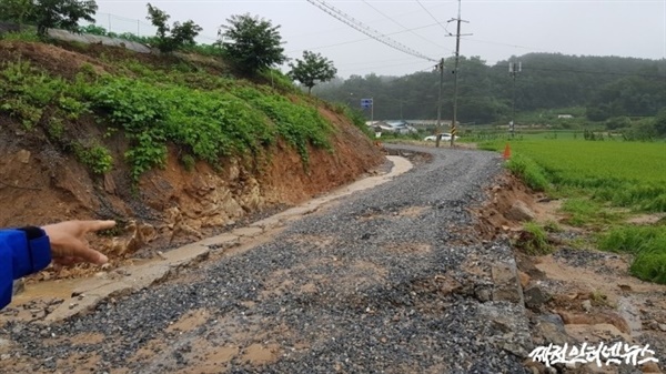 5일 폭우 피해를 입은 산곡리 주민이 "장기간 진행하던 도로공사가 이번 피해의 주된 원인"이라며 현장을 설명하고 있다.