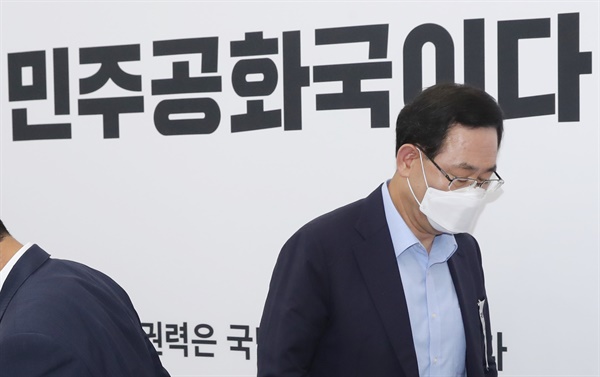 미래통합당 주호영 원내대표가 6일 오전 서울 여의도 국회 원내대표 회의실에서 열린 기자간담회가 끝난 뒤 자리를 떠나고 있다.
