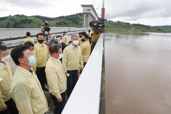 문재인 대통령이 6일 오후 경기도 연천군 군남 홍수조절댐을 방문해 현장 시설을 둘러보고 있다.