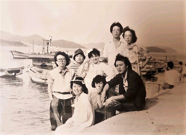  부산씨네클럽에서 8mm 단편영화 <반지> 촬영 당시의 허현숙(왼쪽 첫번째)
