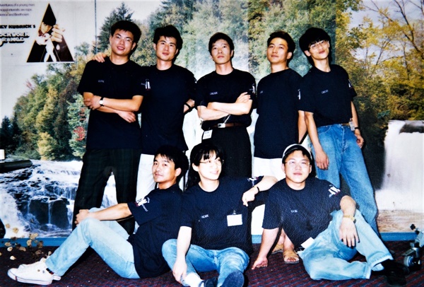  1994년 설립된 하늬영상 회원들과 대표를 맡은 조성봉 감독(뒷줄 가운데) 