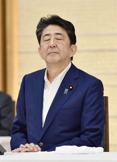 아베 신조 일본 총리가 지난 3일 오후 관저에서 열린 당정회의에서 야마구치 나쓰오 공명당 대표가 발언하는 동안 눈을 감고 있다.