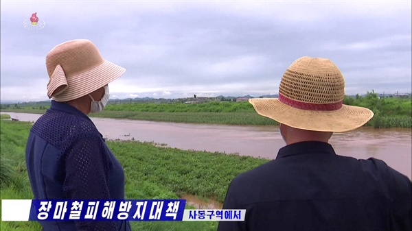 북한 수도 평양시 사동구역의 농경지가 집중호우로 물에 잠긴 모습을 지난 6일 조선중앙TV가 보도했다. 조광철 구역협동농장경영위원회 과장은 "보다시피 낮은 지대에 있는 작물들이 피해를 받고 있다"고 말했다.