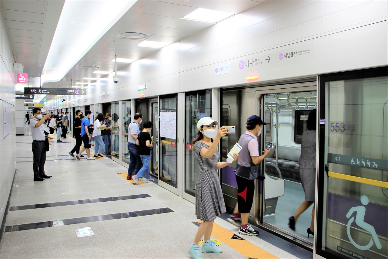 7일 하남선 1단계 개통식 시승행사가 열린 미사역에서 열차에 탑승하는 시민들이 '인증샷'을 찍고 있다.