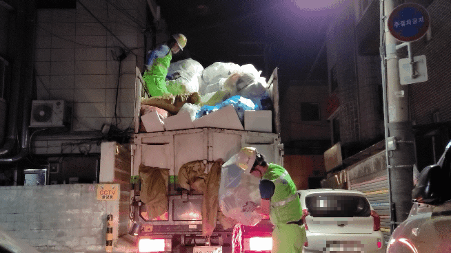 수거한 쓰레기봉투에서 정체 불명의 액체가 쏟아져 나오고 있다. 