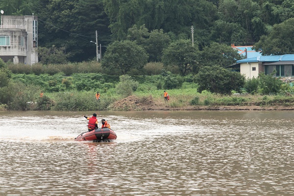 7일 오전 소방대원들이 집중호우로 실종된 충남 아산 송악면 주민 2명 수색작업에 나서고 있다. 