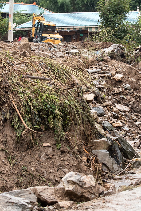 지난 집중호우로 큰 피해를 입은 충남 아산시 송악면에 또 다시 비가 내리고 있다. 복구작업에 나선 주민들은 비를 보며 망연자실해 하고 있다. 