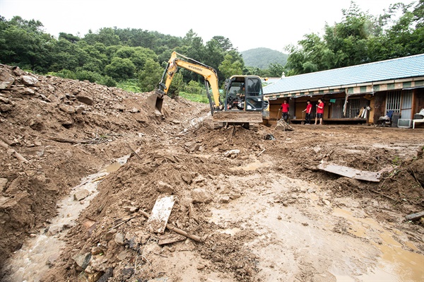 4일 집중호우로 피해를 입은 충남 아산시에 또 다시 호우 예비특보가 내려졌다. 수해 복구 작업에 나선 주민들은 망연자실해 하고 있다. 