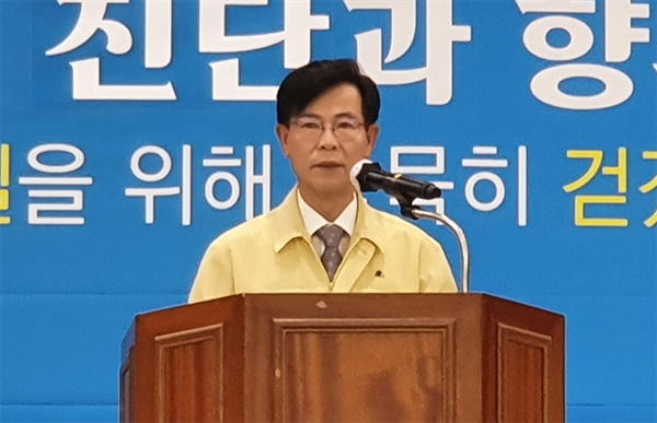 김한근 강릉시장이 지난달 29일 강릉시청 대회의실에서 민선7기 취임 2주년 기자회견을 열고 지난 2년간의 성과와 향후2년의 계획에 대해 설명하고 있다. 