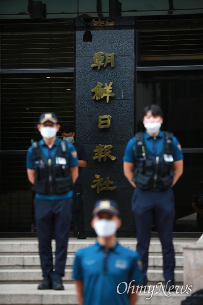 경찰들이 조선일보사 주위에 배치되어 있다.