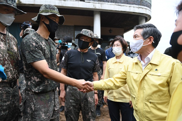 정경두 국방부 장관이 7일 연이은 집중호우로 수해를 입은 경기도 안성시 죽산면을 찾아 대민지원에 투입된 장병을 격려하고 있다. 2020.8.7 
  