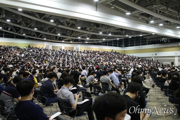 정부의 의료인력 증원 등에 항의하며 집단 파업에 들어간 대구경북 전공의와 의대생 1600여 명은 7일 오전 대구 엑스코에 모여 '대구경북 전공의/의대생 의료현안 토론회'를 열고 정부정책을 성토했다.