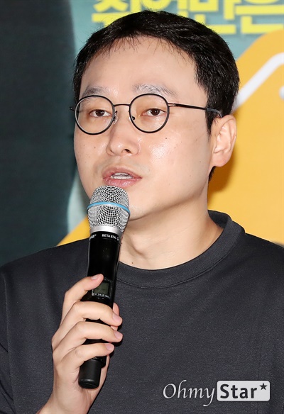 '어서오시게스트하우스' 신재훈, 깔끔해진 남자 신재후 배우가 7일 오후 서울 용산의 한 상영관에서 열린 영화 <어서오시게스트하우스> 시사회에서 질문에 답하고 있다.
<어서오시게스트하우스>는 서핑 게스트하우스에서 숙식 알바를 시작한 취준생이 홧김에 양양 바다를 걸고 금수저 서퍼와 막무가내 서핑 배틀을 시작하며 벌어지는 객기폭발 청춘버스터다. 13일 개봉.