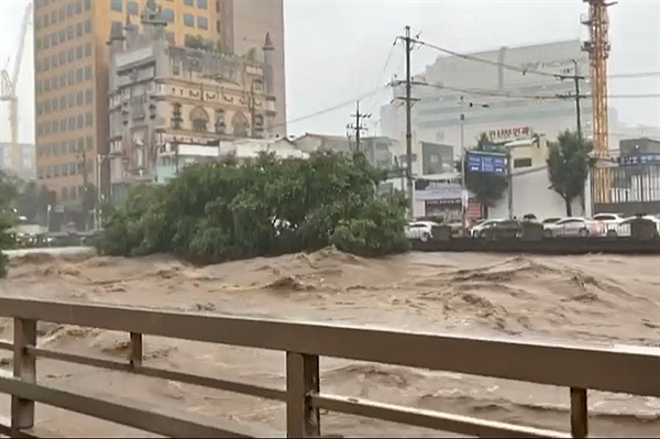 7일 광주 지역에 내린 폭우로 인해 곳곳이 침수된 모습. 광주 동구 호남동 인근의 광주천 물이 곧 넘칠듯 흐르고 있다. 