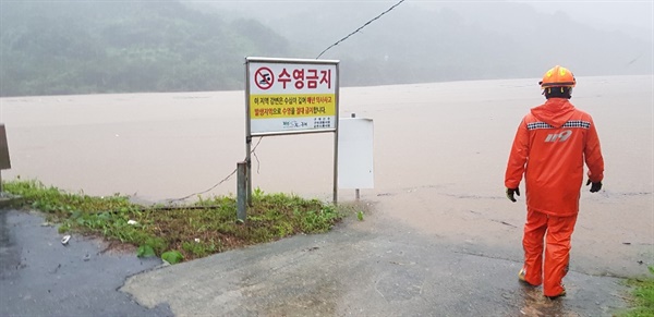 남부지방에 폭우가 내리면서 8일 오전 전남 구례군 섬진강의 물이 불어 범람 위기에 놓여 있다. [순천소방서 119 산악구조대 제공]