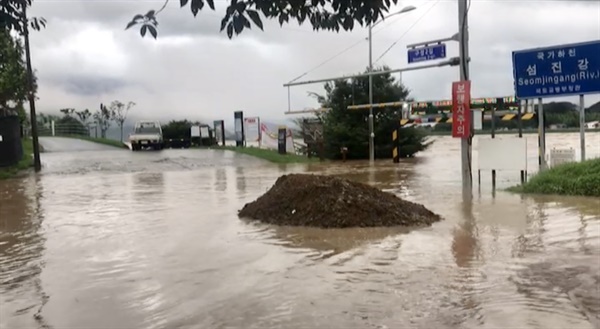 남부지방에 폭우가 내리면서 8일 오전 전남 구례군 섬진강의 물이 불어 범람 위기에 놓여 있다. 2020.8.8 [전남 구례군 제공]