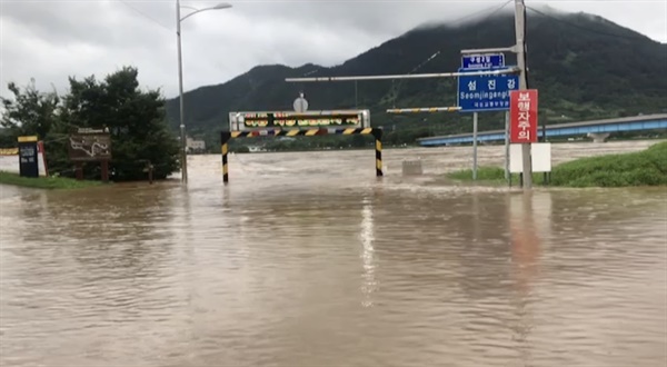 남부지방에 폭우가 내리면서 8일 오전 전남 구례군 섬진강의 물이 불어 범람 위기에 놓여 있다. 2020.8.8 [전남 구례군 제공]
