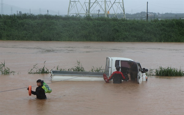 7일 오전 10시 56분께 전북 익산시 춘포면의 한 농로를 지나던 트럭이 빗물에 잠겨 운전자 등 2명이 구조됐다. [전북소방본부 제공]