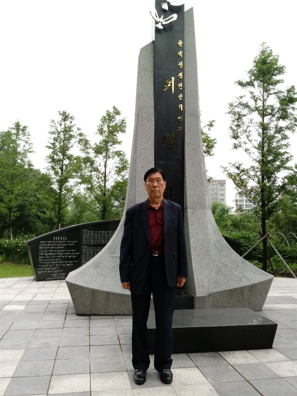 경주 황성공원에 세워진 위령탑 앞에 선 김하종.