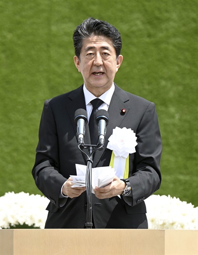 아베 신조 일본 총리가 9일 마쓰야마마치(松山町) 평화공원에서 열린 나가사키 피폭 75주년 희생자 위령 및 평화 기원 행사에서 인사말을 하고 있다.