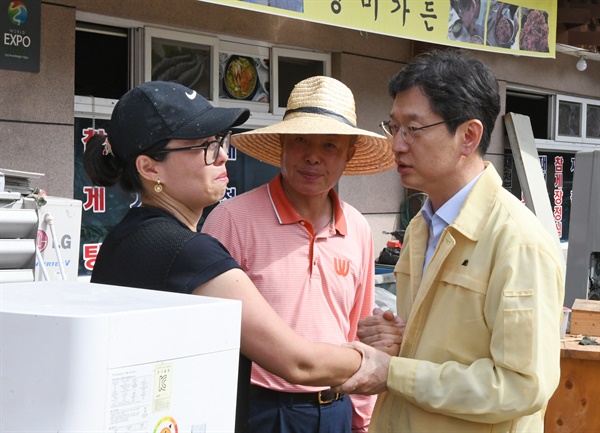 8월 9일 오후, 김경수 경남지사는 집중호우 침수 피해를 입은 하동 화개장터를 찾아 주민들을 위로 했다.