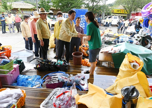 8월 9일 오후, 김경수 경남지사는 집중호우 침수 피해를 입은 하동 화개장터를 찾아 주민들을 위로 했다.