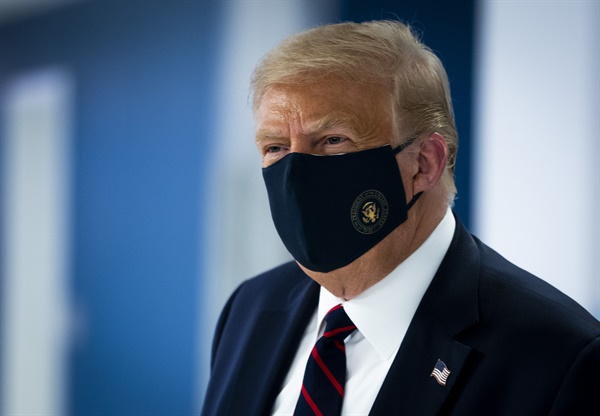 코로나19 예방 마스크를 쓴 도널드 트럼프 미국 대통령. 사진은 지난 7월 30일 워싱턴D.C. 미국적십자 본부를 둘러보고 있는 모습.