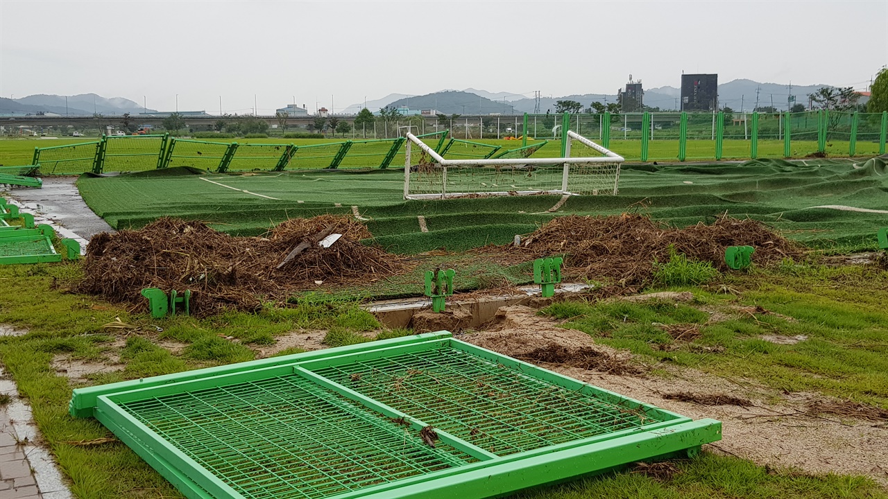 뜯기고 널브러진 무한천 수변 풋살 경기장 