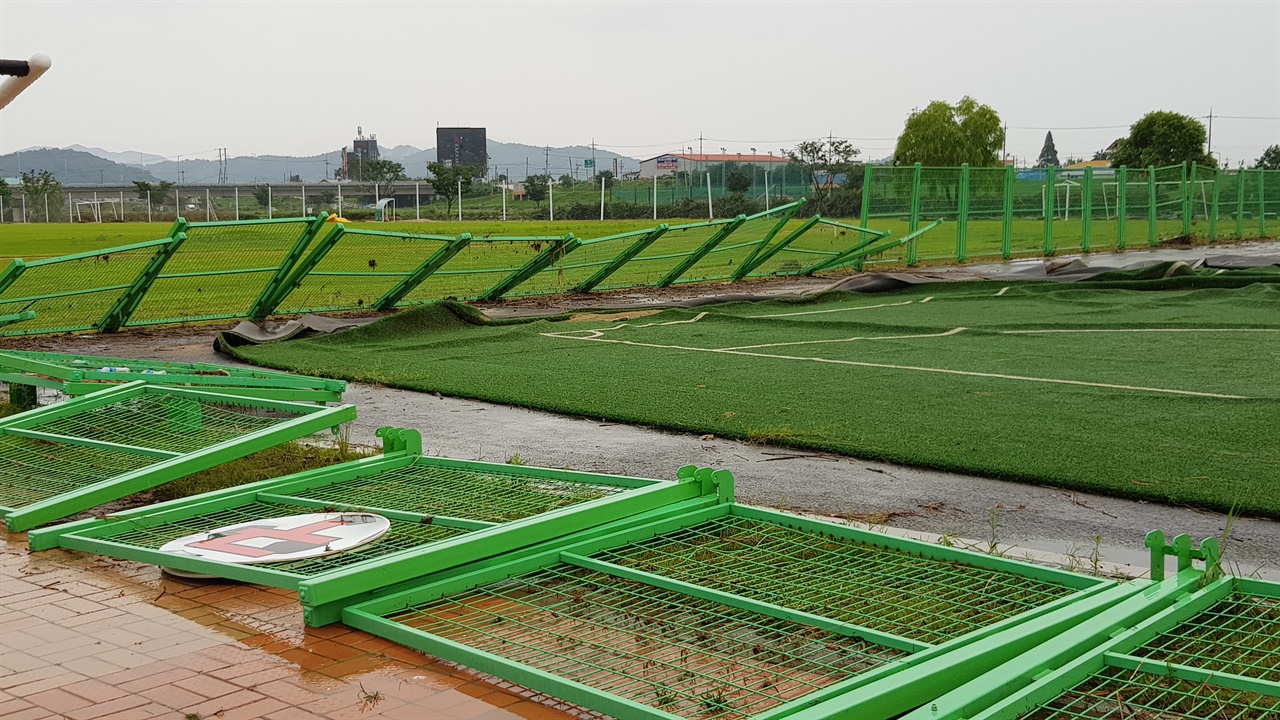 무한천 풋살 경기장의 철제 담장이 넘어져 있다. 