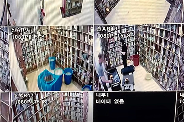 8일 침수된 광주 북구의 한 납골당 CCTV 화면. 물이 막 차오르기 시작한 납골당에서 직원 2인이 상황에 대처하고 있는 모습이다. 이 CCTV 영상을 본 유족들은 "(물이 막 차오르던) 이때 연락했으며 다 (유골함을 찾으러) 왔을 것 아닌가", "(납골당 측 연락이 아닌) SNS를 보고 왔다"라며 분통을 터뜨렸다.