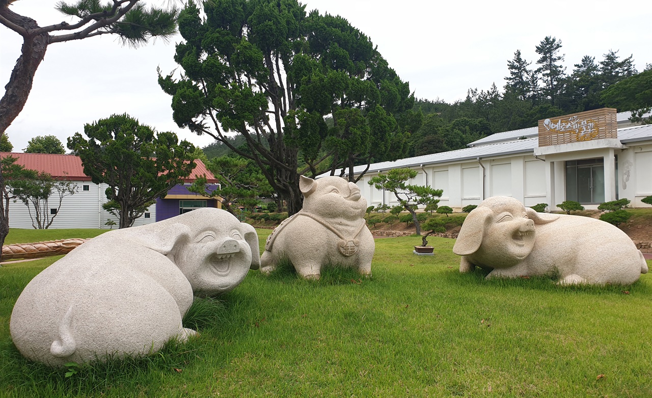 돼지 세 마리의 조각상이 설치돼 있는 에로스서각박물관 풍경. 박물관은 천사대교를 건너서 만나는 신안 암태도에 있다.