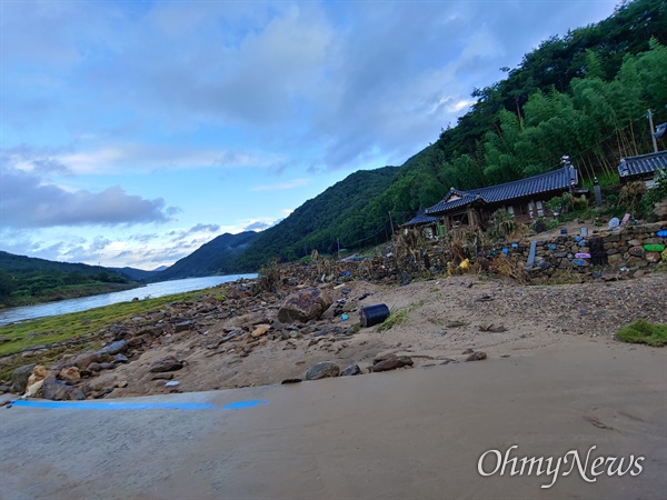 물이 빠진 섬진강변 인근 주택 모습(사진제공: 독자 이동현님).