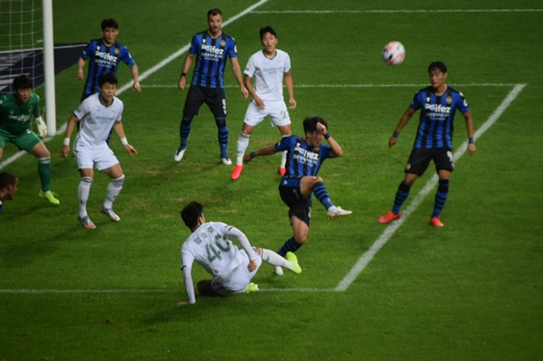  가운데 빨강 축구화를 신은 흰색 유니폼 나상호(성남 FC)