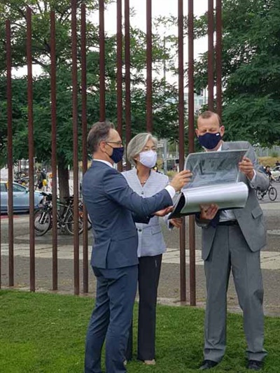 강경화(가운데) 외교장관이 10일 독일 수도 베를린에서 하이코 마스(왼쪽) 독일 외무장관과 회담을 한 뒤 장벽기념공원에서 설명을 듣고 있다.