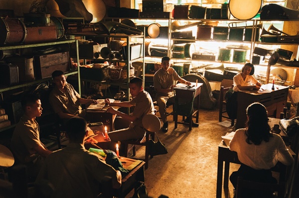  영화 <반교 : 디텐션>의 한 장면. 독서회가 열리고 있는 모습.