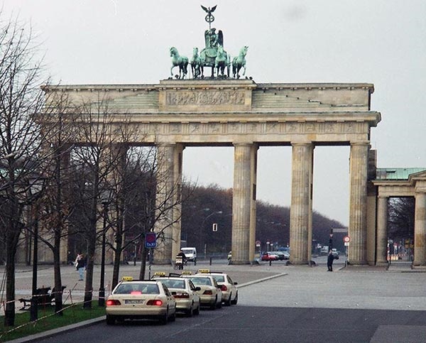 1989년 12월 22일 브란덴부르크 문도 열렸고, 독일은 통일을 향해 나아갔다. 결국 독일은 1991년 10월 3일 통일을 이루었다. 