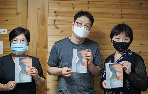 코로나19 관련 청소년소설집 격리된 아이의 세 작가들이 마스크를 쓰고 찍은 단체사진 좌부터 윤혜숙 작가, 정명섭 작가, 김소연 작가