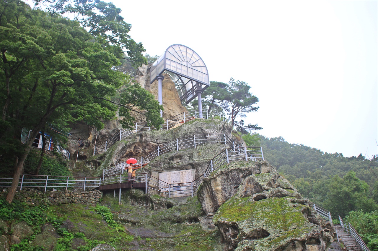  경주 골굴사 마애여래좌상 모습